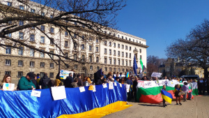 Стотици на протест срещу войната и в подкрепа на Украйна пред президентството