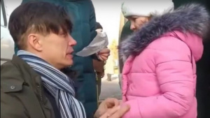 Покъртително!  Украинец се сбогува с детенцето си (ВИДЕО)