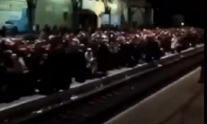 Хиляди бежанци задръстиха гарата в Лвов в опит да избягат от войната (ВИДЕО)