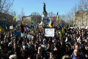 Протести в защита на Украйна, редица държави пращат оръжие за Киев (ОБЗОР)