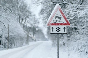 Само с вериги по пътищата в Смолянска област, снегът достига 40 см