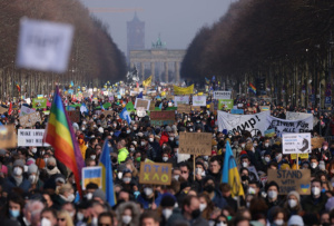 Над 100 000 протестираха в Берлин срещу руската агресия (СНИМКИ)