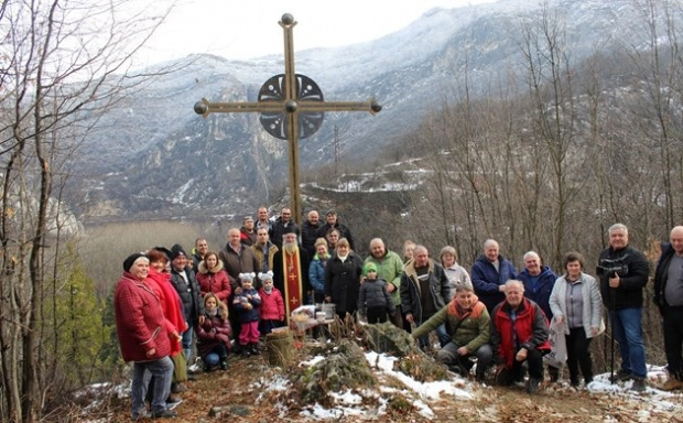 5-метров светещ кръст пази Черепишкия манастир