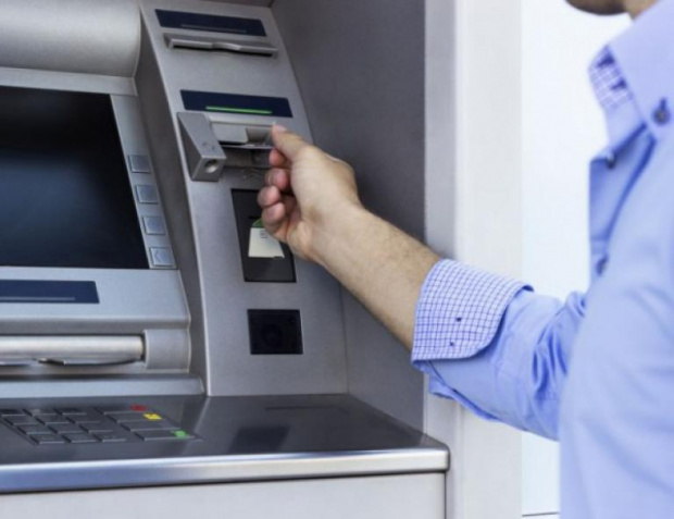 Още 3 големи банки ни доят с такса за теглене от собствен банкомат