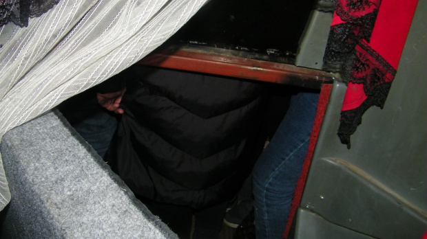 Задържаха 2 автобуса с 50 незаконни имигранти на българо-турската граница