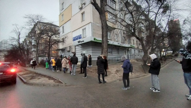 Българин в Киев: Рафтовете в магазините се опразниха