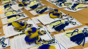 Синьо-жълти мартеници в знак на съпричастност с украинския народ