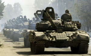 Жива верига: Украинци опитаха да спрат руския военен конвой с голи ръце (УНИКАЛНО ВИДЕО)