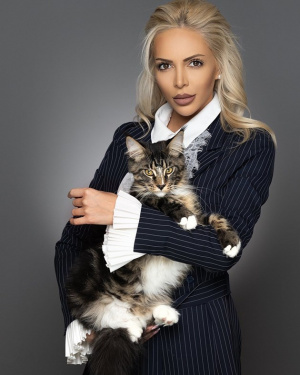 Плеймейтката Осипова търси дом за украинка, детето й и 9 котета