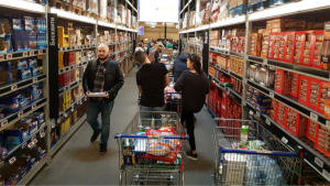 Скок на цените: Жители на Северна Гърция масово пазаруват от България
