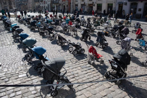 Тъжна гледка: Над 100 празни колички в Украйна като символ на убитите във войната деца