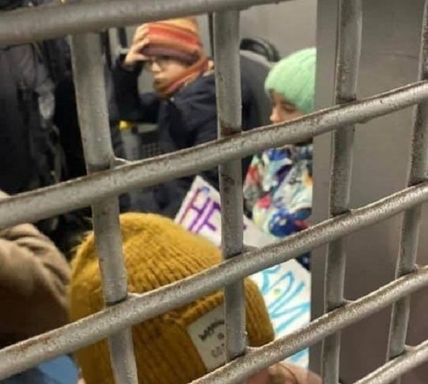 В Русия: Арестуват и деца, протестиращи срещу войната