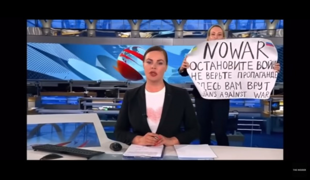 Жена с плакат „Не на войната“ нахлу по време на новините по руския „Първи канал“ (ВИДЕО)