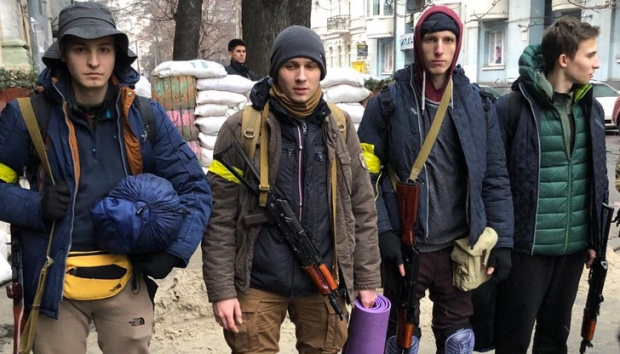 Лицата на войната: 18-годишни момчета и жени бранят градовете на Украйна (СНИМКА/ВИДЕО)