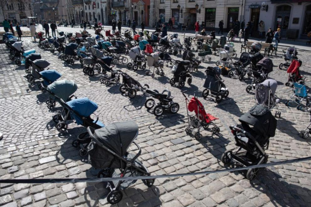 Тъжна гледка: Над 100 празни колички в Украйна като символ на убитите във войната деца