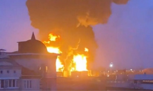 ВИДЕО 2 украински хеликоптера навлязоха в Русия и взривиха петролна база в Белгород