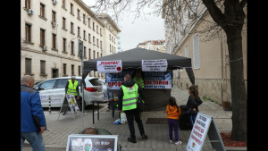 Полицаи и надзиратели разпънаха палатков лагер в центъра на София