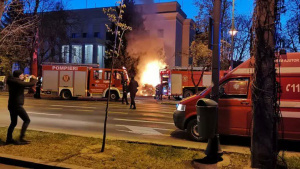 Мъж се вряза с колата си в руското посолство в Букурещ и се самозапали ВИДЕА
