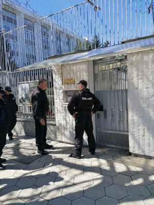Бабикян и Хаджигенов изляха червена боя по руското посолство, задържаха ги ВИДЕА