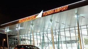 Тарикат пробва да внесе 1650 кутии цигари, летище "Пловдив" го глоби с 18 060 лева