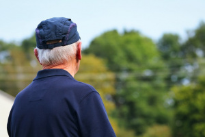 Пенсионери се редят на дълги опашки за великденските добавки