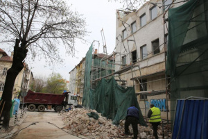Фасада на сграда рухна в центъра на София ВИДЕО
