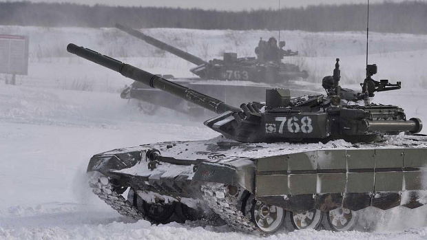 The New York Times: САЩ транспортират съветски танкове в Украйна