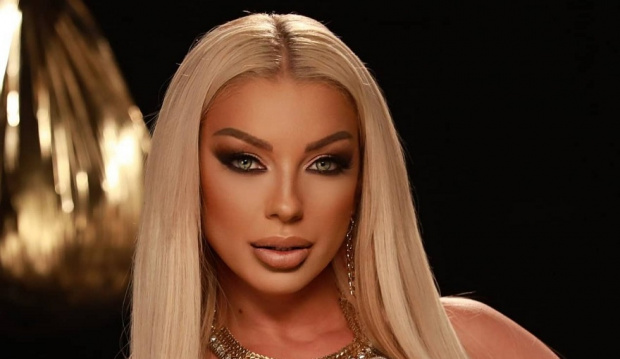 Емануела замъкна новия си на морето в апратамент от Митко Динев