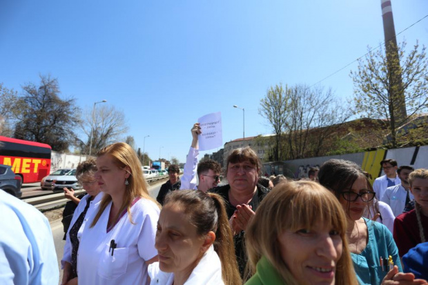Лекари, медицински сестри и санитари излязоха на протест пред ИСУЛ