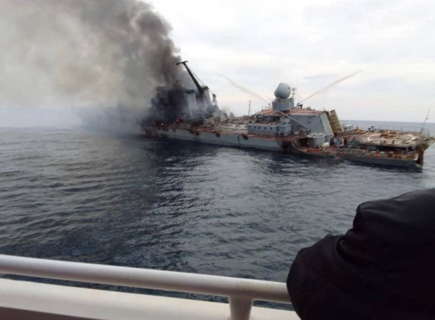 Появиха се първи КАДРИ+ВИДЕО на горящия и потъващ крайцер "Москва"