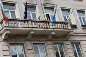 Общината в София развя украинския флаг, покриха паметника на Съветската армия