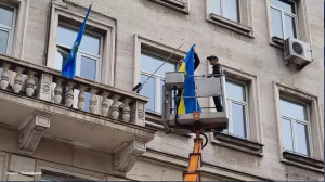 „Възраждане” свали украинското знаме от сградата на Столичната община ВИДЕО