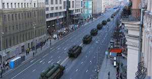 Зрелище на 9 май: Руската военна мощ излиза на парад (СНИМКИ)