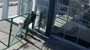 ВИДЕО Изчадия от ада! Руски войници застрелват двама цивилни в гръб, първо им искат цигари