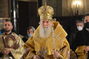 Патриарх Неофит изписан от болницата след падането и операцията