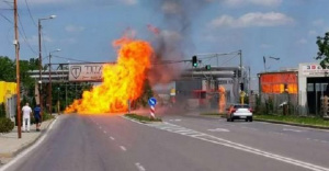 Голям пожар във Враца: Строители пробиха газова тръба ВИДЕО
