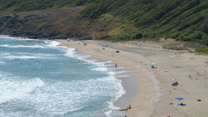 Откриват сезона след два дни, а някои плажове са бурнясали