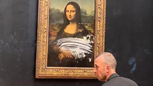 Инвалид-менте "нахрани" Мона Лиза в Лувъра с торта ВИДЕО