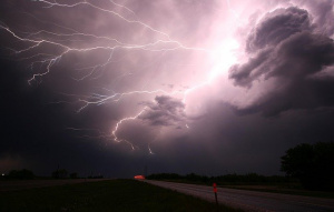 EVN България напомня съвети за безопасност при гръмотевични бури