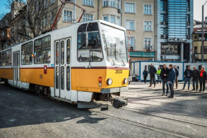 Трамвай отнесе джип в центъра на София