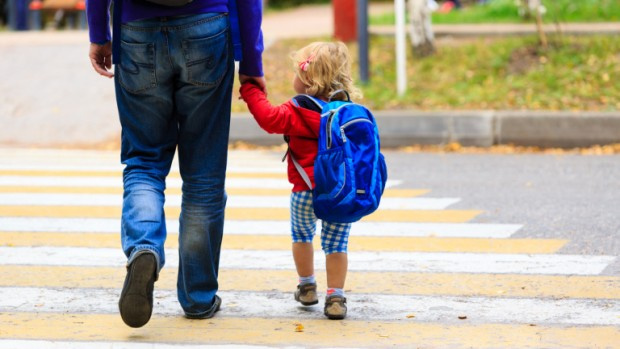 Родителите на деца до 12 години ще имат право на болничен при карантина в училище