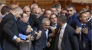 ВИДЕО Бой и псувни в Парламента! Депутат от ПП нарече Костадинов Копейкин и стана въргал
