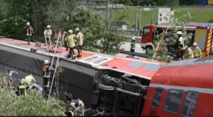 Загинали и десетки пострадали във влакова катастрофа в Германия (ВИДЕО)