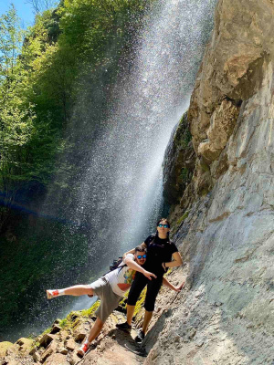 ВИДЕО Дъждовете превърнаха Скакля в най-високия водопад на Балканите със 141 метра величественост