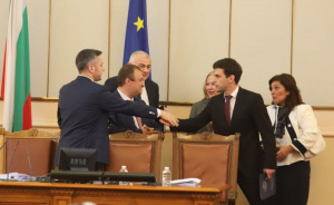 Бимбалов: Отрязаната глава на председателя на парламента е в чаршафите на държавата