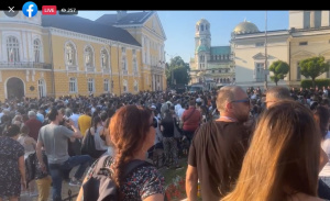 Мощен протест пред НС подкрепи Никола Минчев, той излезе при хората, дойде и Петков (ОБНОВЕНА, ВИДЕО)