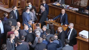 Пак бой в Парламента, изказване на Костадинов доведе до екшън между Хамид Хамид и Настимир Ананиев
