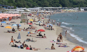 Официален старт на лятото: Плажовете във Варна се напълниха