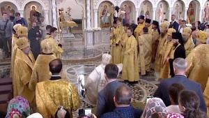Знак свише! Руският патриарх  падна по време на богослужение (ВИДЕО)