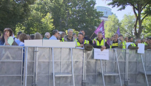 Служители от две държавни агенции протестират пред НС